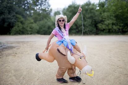  Sara Lancho, from Getafe (Madrid), is getting married on June 18, 2016. Her friends have dressed her up as a rodeo cowgirl. 