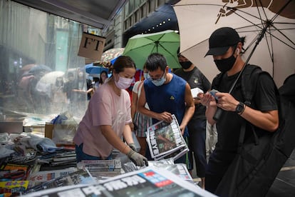 Gente haciendo cola para comprar el último número del periódico 'Apple Daily', en el centro de la ciudad de Hong Kong.
