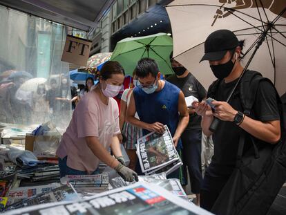 Gente haciendo cola para comprar el último número del periódico 'Apple Daily', en el centro de la ciudad de Hong Kong.