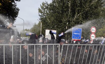 La policía húngara ha empleado gases lacrimógenos y un cañón de agua contra los migrantes concentrados en la frontera con Serbia.