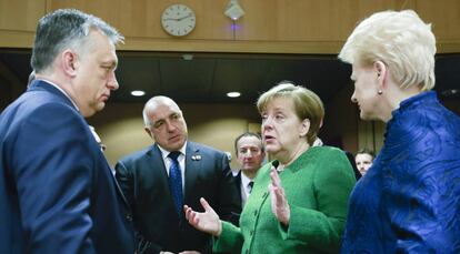El primer ministro h&uacute;ngaro, Viktor Orban, habla con la canciller alemana, Angela Merkel, en una reuni&oacute;n en Bruselas este viernes.
 