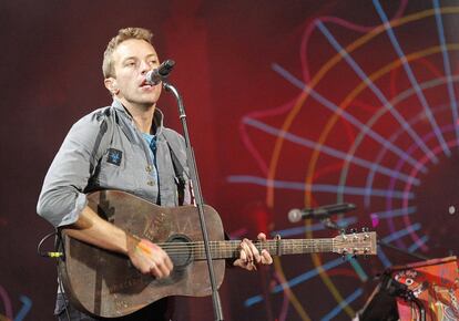 Chris Martin canta mientras toca la guitarra durante el paréntesis acústico del recital.