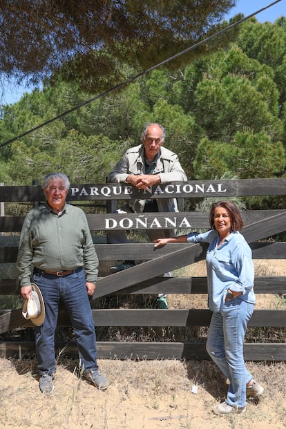 Desde la izquierda, José María Morales, Joaquín Gutiérrez Acha y Carmen Rodríguez a las puertas del parque de Doñana.