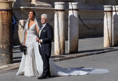 La presentadora Pilar Rubio, junto a su padre, a su llegada a la catedral de Sevilla.