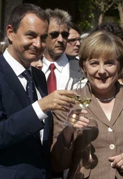 El presidente del Gobierno español, José Luis Rodríguez Zapatero, y la canciller, Angela Merkel, brindan, durante la XX Cumbre entre España y Alemania que se celebra en la localidad alemana de Meersburg.