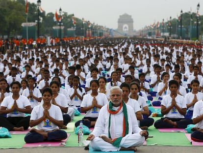 Modi pratica ioga junto a milhares de indianos durante o Dia Internacional da Ioga.