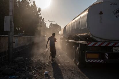 Atardecer en la Nationale 1, la carretera que cruza la ciudad de Dikhil, con un tráfico continuo e infernal de camiones que transportan mercancías a Etiopía desde el puerto de Yibuti, uno de los más importantes del continente africano.