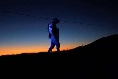 Un miembro de la Guardia Nacional patrulla cerca de la escena donde un oficial de migración fue asesinado, en Ciudad Juárez, México.