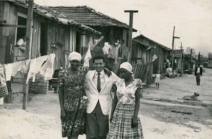 Carolina Maria de Jesus, Audálio Dantas e Ruth de Souza na Favela do Canindé. São Paulo, 1961.