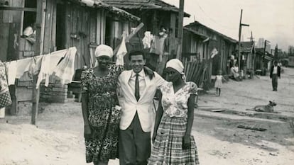 Carolina Maria de Jesus, Audálio Dantas e Ruth de Souza na Favela do Canindé. São Paulo, 1961.