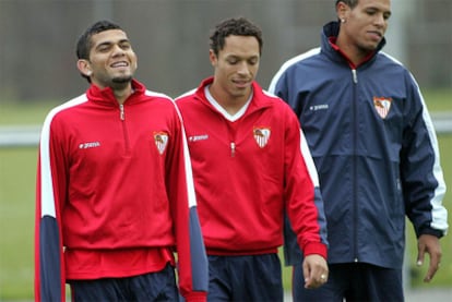 Dani Alves y Adriano Correia, durante su etapa como futbolistas del Sevilla