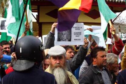 Momento de la manifestación de jornaleros contra la distinción a la duquesa de Alba.