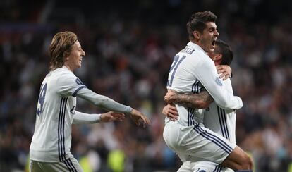 Morata (2d) celebra con sus compañeros el segundo gol del Real Madrid.