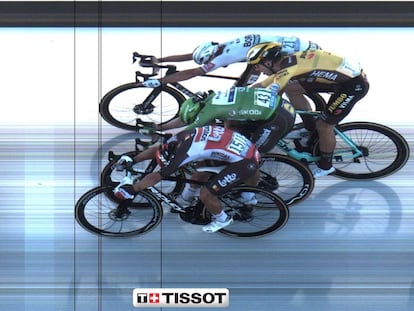 Caleb Ewan (abajo) se impone en un ajustado esprint a Peter Sagan (arriba), Sam Bennett (jersey verde) y Wout Van Aert.