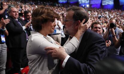 Soraya Sáenz de Santamaría y Mariano Rajoy se saludan, en presencia de Pablo Casado, atrás, hoy en la primera jornada del XIX congreso nacional extraordinario del Partido Popular.