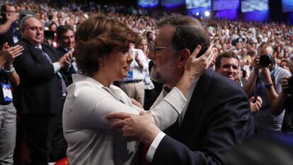 Soraya Sáenz de Santamaría y Mariano Rajoy se saludan, en presencia de Pablo Casado, atrás, hoy en la primera jornada del XIX congreso nacional extraordinario del Partido Popular.