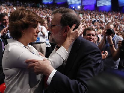 Soraya Sáenz de Santamaría y Mariano Rajoy se saludan, en presencia de Pablo Casado, atrás, hoy en la primera jornada del XIX congreso nacional extraordinario del Partido Popular.