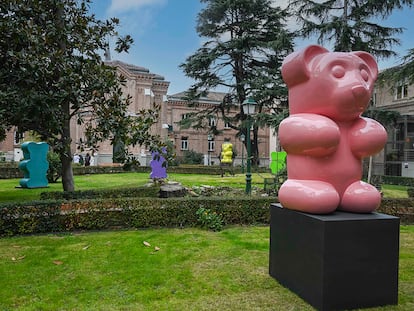 Detalle de la exposicion temporal en los jardines del Hospital de la Cruz Roja del artista dEmo.