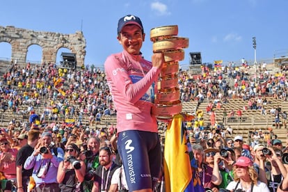 El ciclista ecuatoriano Richard Carapaz posa con el trofeo tras vencer en el Giro 2019.