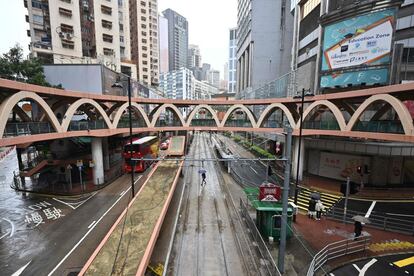 Una calle generalmente concurrida en el distrito de Causeway Bay de Hong Kong se veía vacía este lunes, cuando la ciudad enfrenta su peor ola de coronavirus hasta la fecha.