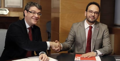 Energy Minister Álvaro Nadal and PSOE spokesman Antonio Hernando.