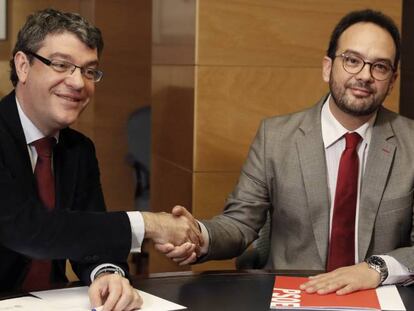 Energy Minister Álvaro Nadal and PSOE spokesman Antonio Hernando.