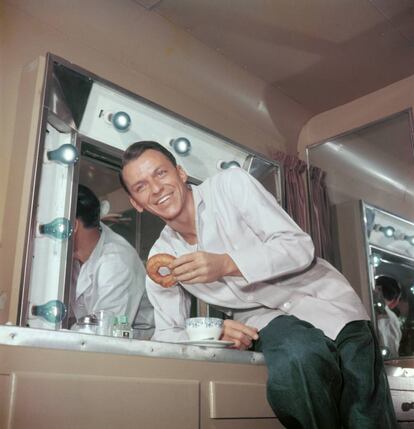 Frank Sinatra y su donut en la década de los cincuenta. 