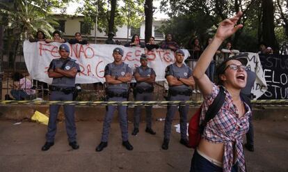 Estudantes protestam em frente à escola sitiada.