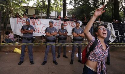 Estudantes protestam em frente &agrave; escola sitiada.