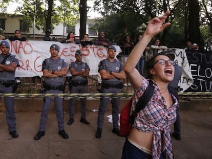 Estudantes protestam em frente &agrave; escola sitiada.