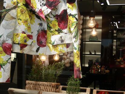 Dolce & Gabanna se va al mercado
