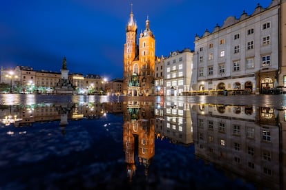 La Rynek Glówny de Cracovia es la plaza medieval más grande de Europa. Aquí puede respirarse el pasado, especialmente al atardecer, cuando se encienden las farolas y, poco a poco, la gente va ocupando las mesas en los numerosos locales. <a href="https://elviajero.elpais.com/elviajero/2017/05/03/actualidad/1493828586_007401.html" target="_blank">En esta glorieta del mercado de Cracovia</a> se han firmado armisticios, se han prestado juramentos, se han destruido monumentos y se han vuelto a erigir. Con una superficie de 40.000 metros cuadrados, tiene un poco para todos pero es la Lonja de los Paños o Sukiennice quien domina el escenario al tratarse de uno de los edificios más icónicos de la ciudad donde el papa Juan Pablo II ofició sus primeras misas. Centro del comercio de los tejidos de Cracovia desde el siglo XIV, tras incendios y reconstrucciones se ha ido perfilando con su actual aspecto. Incluso bajo la plaza, hay “otra plaza", la Rynek subterránea, un fascinante circuito por los puestos del mercado medieval y otras estancias olvidadas.