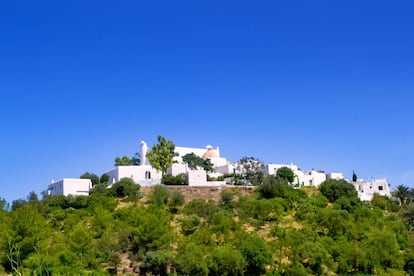 Casas sobre una colina en Santa Eulària des Riu (Ibiza).