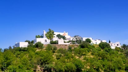 Casas sobre una colina en Santa Eulària des Riu (Ibiza). 