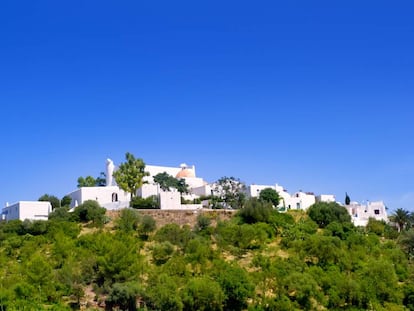 Casas sobre una colina en Santa Eulària des Riu (Ibiza). 