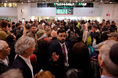 Centenares de viajeros en el acceso a la alta velocidad en la estación de trenes de Sants, en Barcelona, este martes.