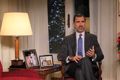 El rey Felipe VI, en su primer discurso navideño como monarca. En su mensaje, denunció el paro y la corrupción
como los problemas principales de España. Eludió mencionar expresamente los avatares judiciales de su hermana, la infanta Cristina, y su cuñado Iñaki Urdangarin, imputados por su implicación en el 'caso Nóos'. Llamó a “cortar la corrupción de raíz y sin contemplaciones”, a modo de condena general de tramas de enriquecimiento ilícito. El Rey no modificó su discurso después de conocer el auto por
el que Cristina de Borbón se sentaría en el banquillo por dos delitos fiscales, y afirmó que “las conductas que se alejan del comportamiento que cabe esperar de un servidor 
público provocan, con toda razón, indignación y desencanto”. “La lucha contra el paro debe continuar siendo nuestra gran prioridad”, añadió el Monarca, quien pidió a
los políticos que siguieran protegiendo el Estado de bienestar. 