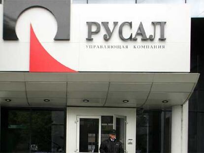 Un vigilante a las puertas de la sede social del fabricante ruso de aluminio Rusal en Moscú.