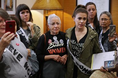 Milano también fue una de las famosas que protestaron contra la nominación del juez Kavanaugh, acusado de abusos sexuales, para el Tribunal Supremo.