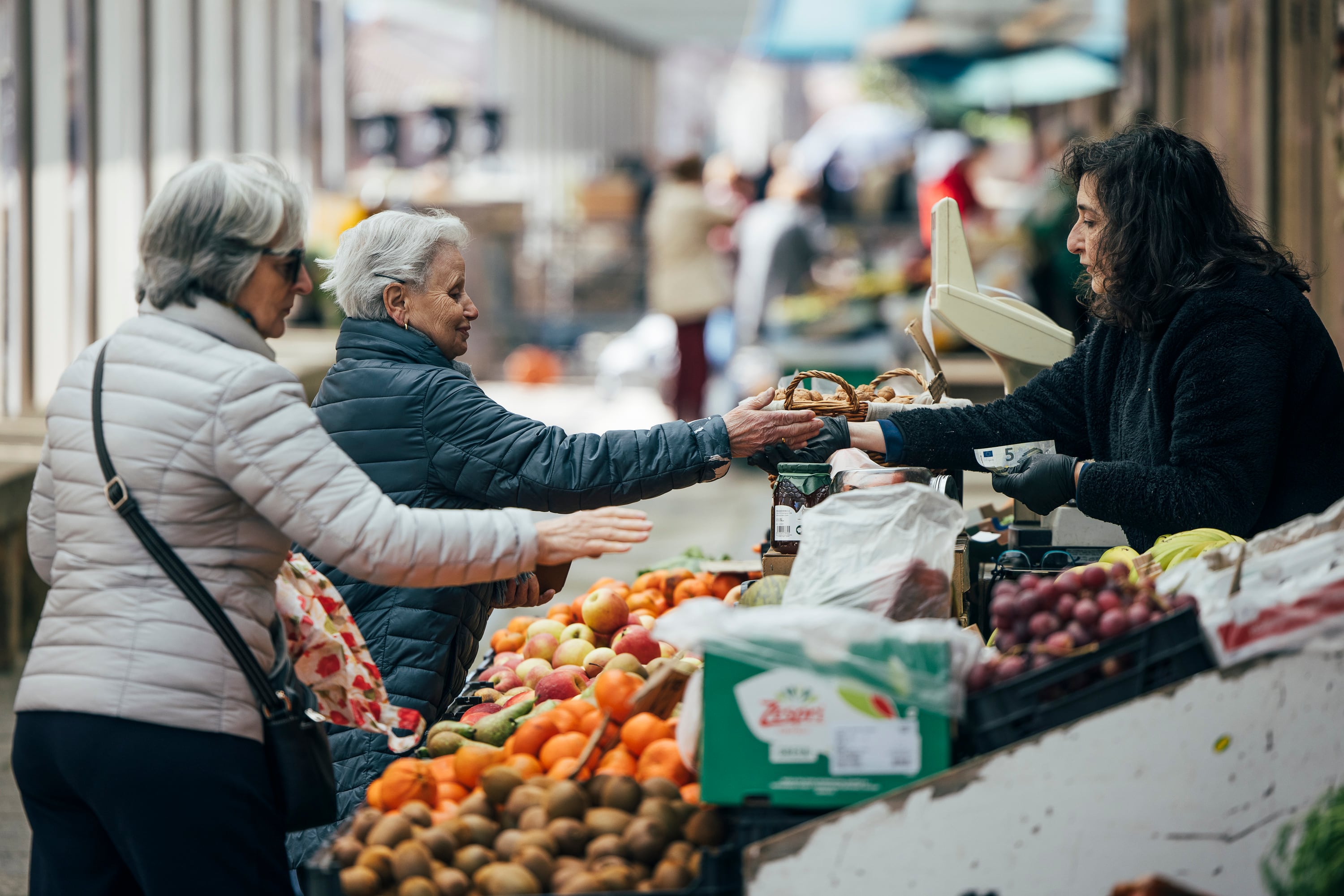Ambiente en el mercado municipal de Santiago de Compostela, este miércoles. 