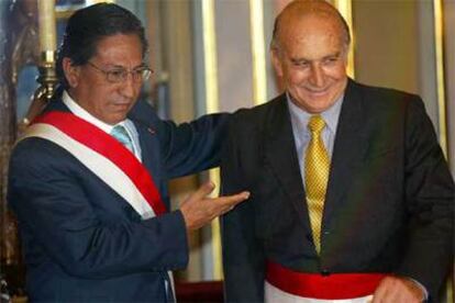 Carlos Ferrero, durante su toma de posesión en 2003, junto al presidente Alejandro Toledo.