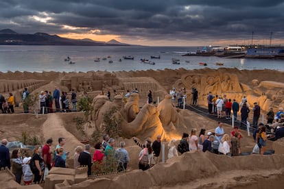 Visitantes al atardecer en el Belén de Arena en la playa de Las Canteras (Las Palmas de Gran Canaria).