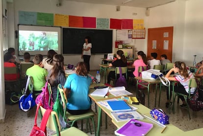 Un grupo de alumnos asiste a una charla del colectivo No te prives, en una escuela de Murcia.