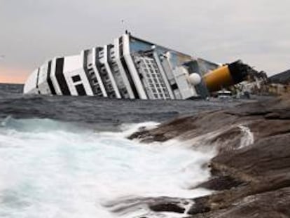 El crucero, en el que viajaban 4.229 personas, chocó y encalló el pasado enero contra unas rocas frente a la isla de Giglio (Italia). Murieron 30 personas, dos permanecen desaparecidas y medio centenar resultaron heridas. EFE/Archivo