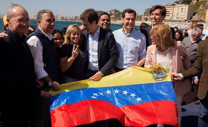 El presidente del PP, Pablo Casado, posa en Málaga, junto a representantes del PP andaluz, con una bandera venezolana.