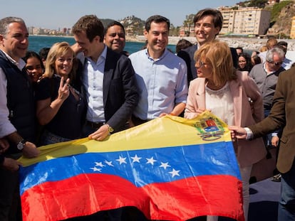 El presidente del PP, Pablo Casado, posa en Málaga, junto a representantes del PP andaluz, con una bandera venezolana. 