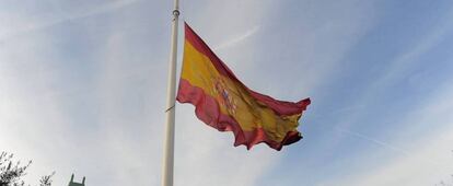 Una bandera de España en la plaza de Colón de Madrid. 