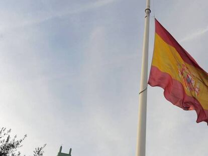 Una bandera de España en la plaza de Colón de Madrid. 