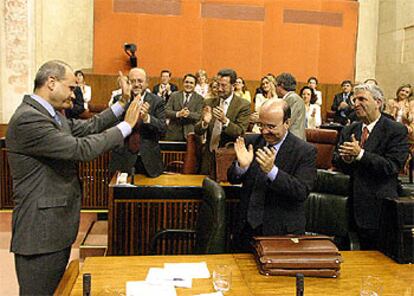 El presidente andaluz, Manuel Chaves, es aclamado por su grupo tras el debate de la sesión de investidura.