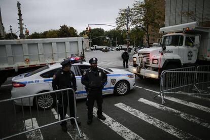 Camiones de gran tonelaje bloquean los accesos al recorrido del Maratón de Nueva York, el 5 de noviembre de 2017.